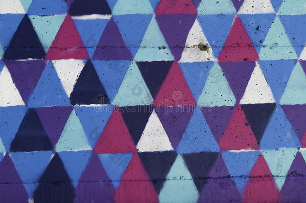 五颜六色的背景墙，抽象的蓝色和紫色金字塔