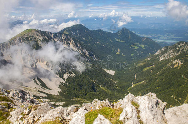 在上面阿尔卑斯山吸引力奥地利背景