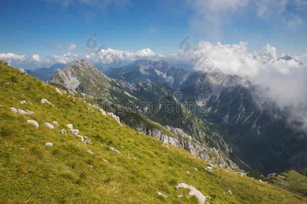 在上面阿尔卑斯山吸引力背景美丽的
