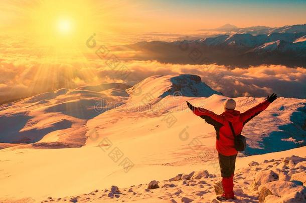 一个人在山上日落的冬天。 独一无二的。 阳光。 圣诞节