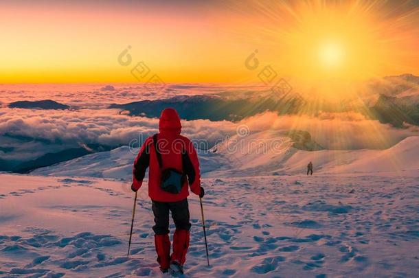 一个人在山上日落的冬天。 <strong>独一无二</strong>的。 阳光。 圣诞节