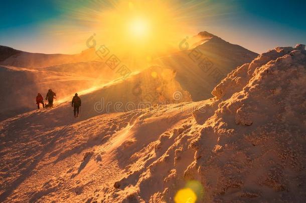 一个人在山上日落的冬天。 <strong>独一无二</strong>的。 阳光。 圣诞节