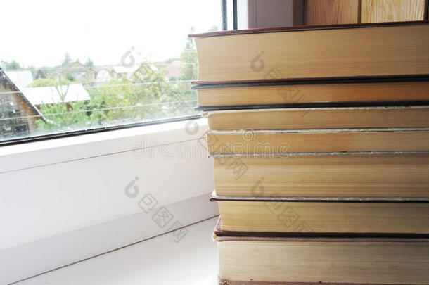 白色窗台上的一堆旧书