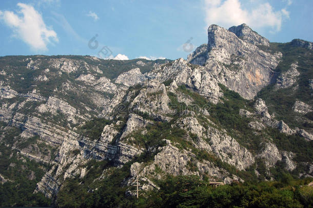 迪纳拉山脉（南斯拉夫西部）（<strong>东阿</strong>尔卑斯山的东南段，与达尔马提亚的亚得里亚海岸平行向南延伸）;