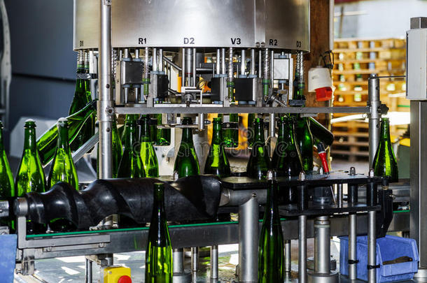 在阿尔萨斯生产香槟的自动化瓶装生产线