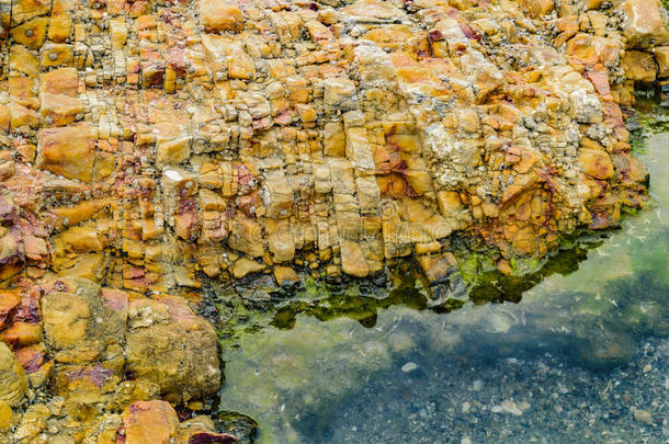 海滩岸边的彩色岩石