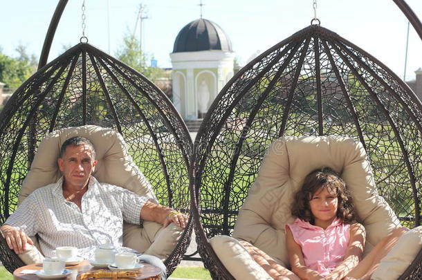父亲和女儿在夏日露台咖啡馆