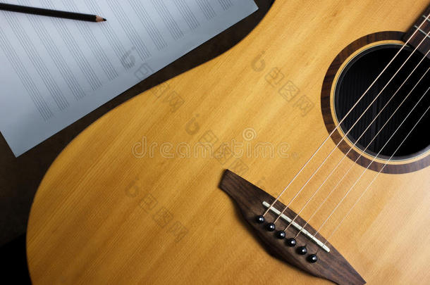 声学吉他和音符，选择焦点