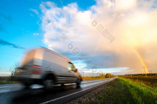 灰色送货/货车在高速<strong>公路</strong>上开得很快