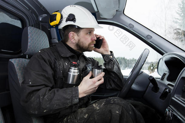建筑工人在芬兰一<strong>边</strong>看报纸，一<strong>边</strong>开车，一<strong>边</strong>打电话，一<strong>边</strong>喝咖啡。