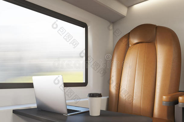 火车车厢里的棕色扶手椅和笔记本电脑