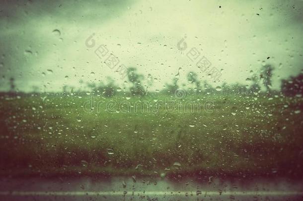 从窗户上的雨滴中看到稻田的年份