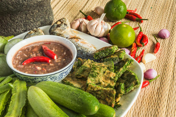 辣椒酱和鸡蛋与油炸鲭鱼，蔬菜泰国食品