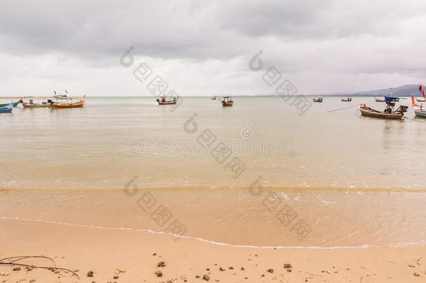 雨季海滩，下雨前有一些当地的渔船