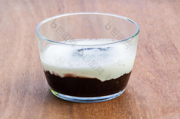 黑色粘稠的米饭<strong>布丁</strong>，玻璃碗里有椰奶，泰国甜点
