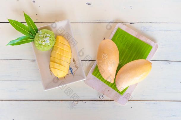 泰式热带甜点，糯米配芒果吃