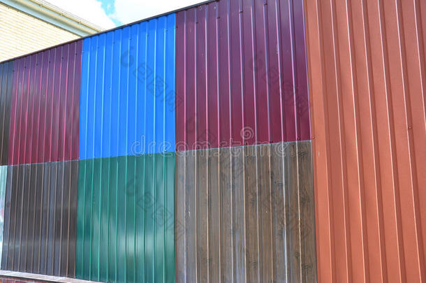 关闭各种五颜六色的金属栅栏板和金属屋顶板的堆叠出售。