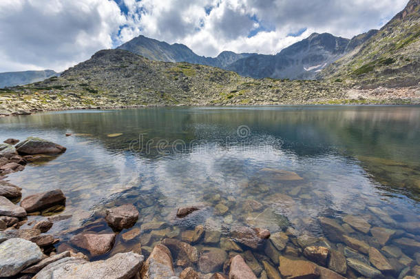 黑云在穆萨拉峰和倒影在穆萨伦斯基湖，里拉山