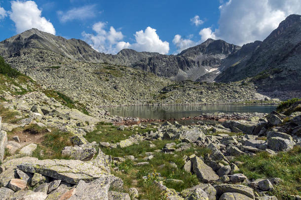 晴朗的天空在穆萨拉和伊雷切克峰和穆萨伦斯基湖，里拉山