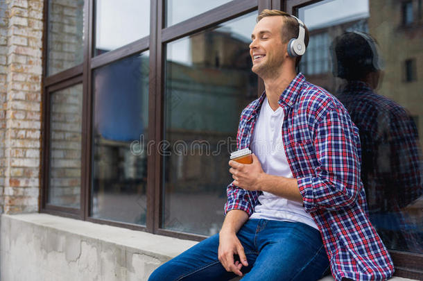 站在办公楼外面的英俊男人