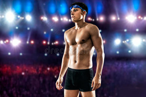 英俊的男人戴着<strong>泳镜</strong>在奥林匹克体育场的游<strong>泳</strong>池里