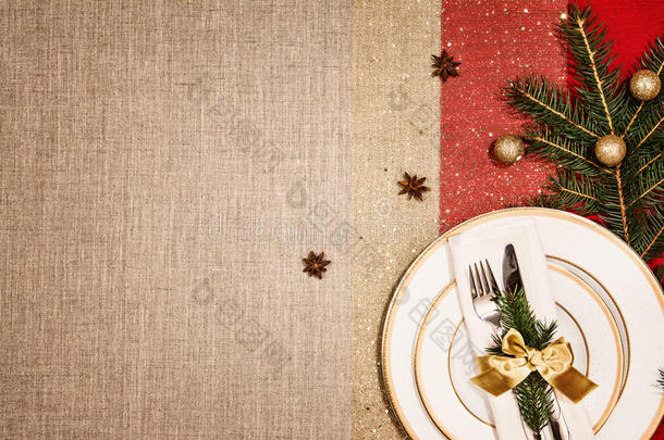 圣诞装饰和晚餐或晚餐餐具。