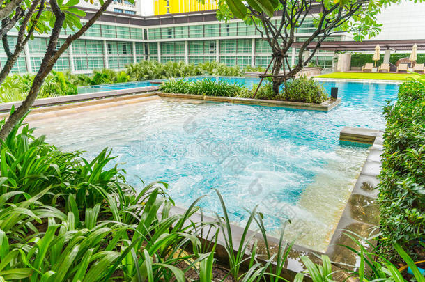 酒店游泳池度假村美丽的游泳池。