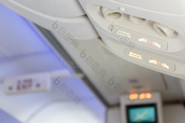 电子设备关闭并紧固飞机内的<strong>安全带</strong>标志