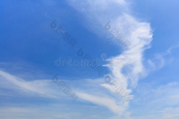 多云的天空，如火焰形状和蓝天云背景