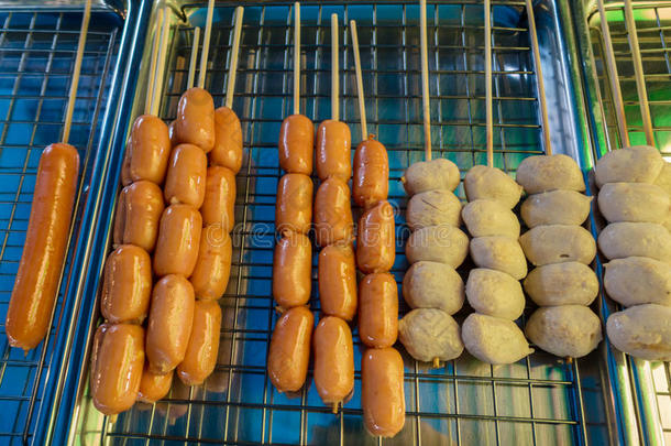 烤肠和肉球在泰国市场