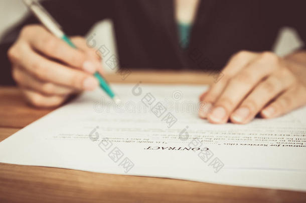 女商人用钢笔填写个人信息的手