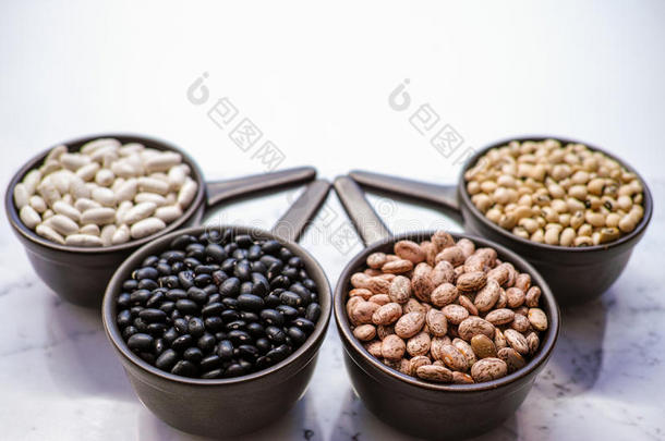 黑色木制背景上的豆子品种/不同类型的豆子