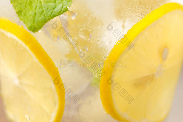 喝一杯热夏天。 新鲜石灰和柠檬柠檬柠檬水。 选择