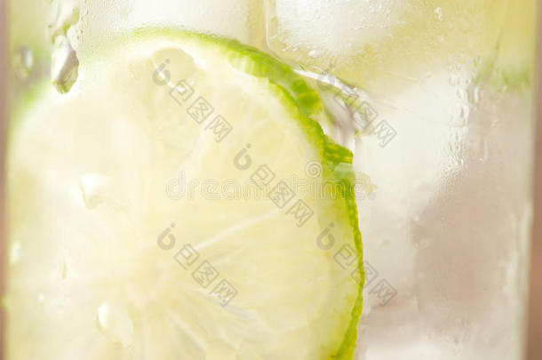 喝一杯热夏天。 新鲜石灰和柠檬柠檬柠檬水。 选择