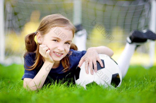 可爱的小足球运动员玩足球游戏玩得很开心