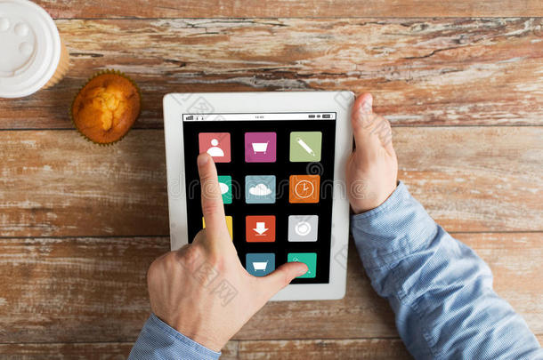 在tablet pc上使用菜单图标的手部特写镜头