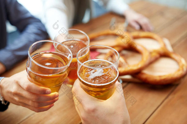 在酒吧或酒吧里，双手紧握着<strong>啤酒</strong>