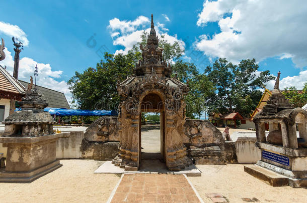 古代佛教，僧伽雕像在瓦莱欣路红寺，兰邦，泰国