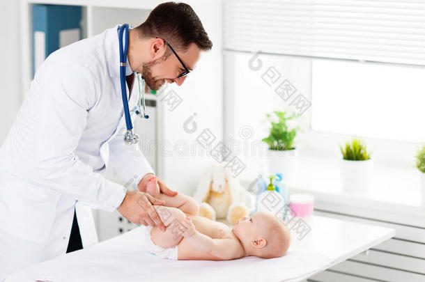 儿科医生按摩治疗师与婴儿