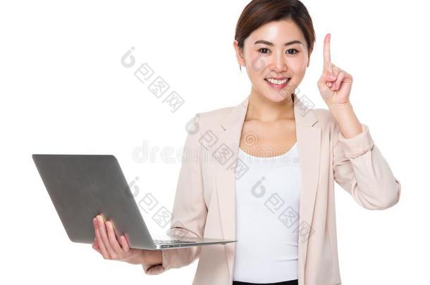 女商人手拿笔记本电脑，手指向上