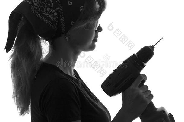 一个年轻的女建筑工人的黑白剪影，穿着工作服，手里拿着螺丝刀和护目镜