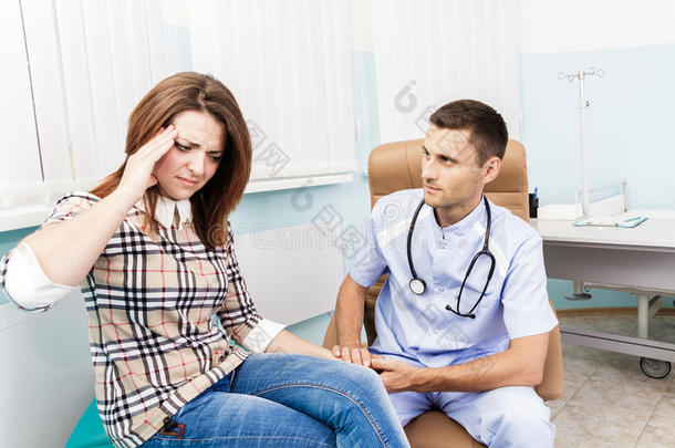 在医生<strong>招待</strong>会上，女病人抱着他的头。 去医院看医生生病的女人。 偏头痛