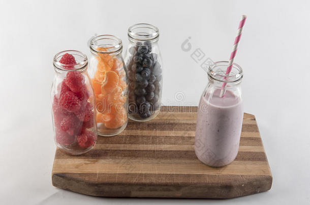 水果冰沙在玻璃瓶与各种水果。