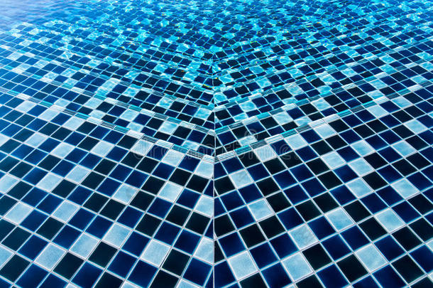 蓝色和天空游泳池B中波浪水的美丽纹理