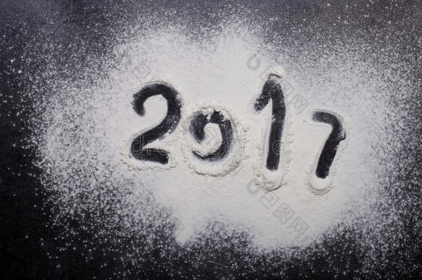 图2017年面粉洒在黑色金属背景上