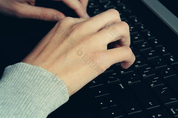 双手打字的笔记本电脑色调复古风格