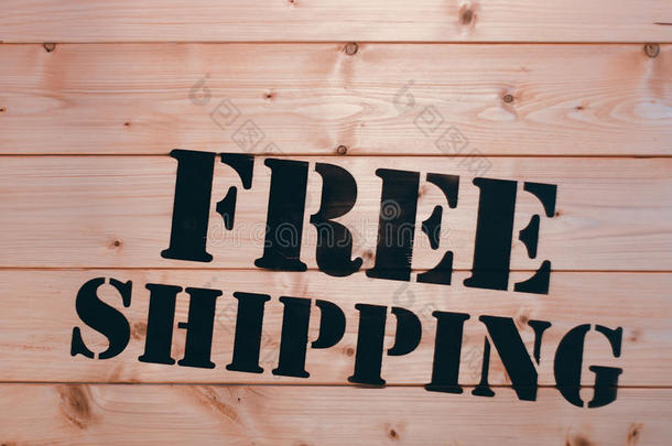 免费送货。 木制运输箱上的免费运输字。 免费送货包裹。