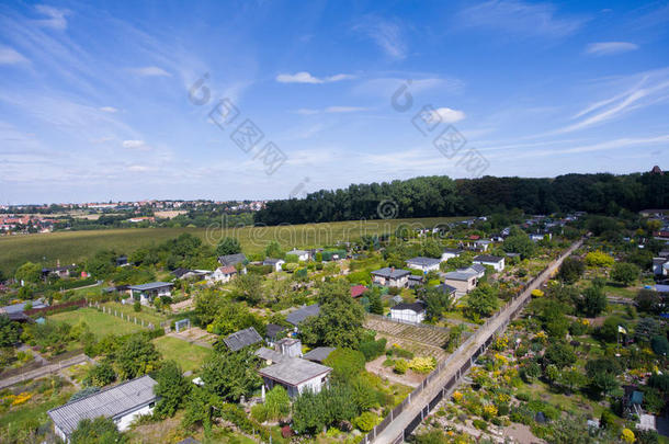 美丽的景色在地球上方的地标下。