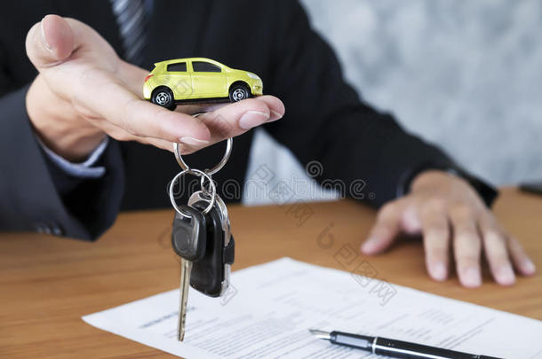 车辆销售协议的汽车钥匙。