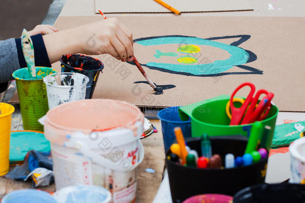 孩子们的创造力。 手工画一个孩子的颜料。 桌子上的油漆罐